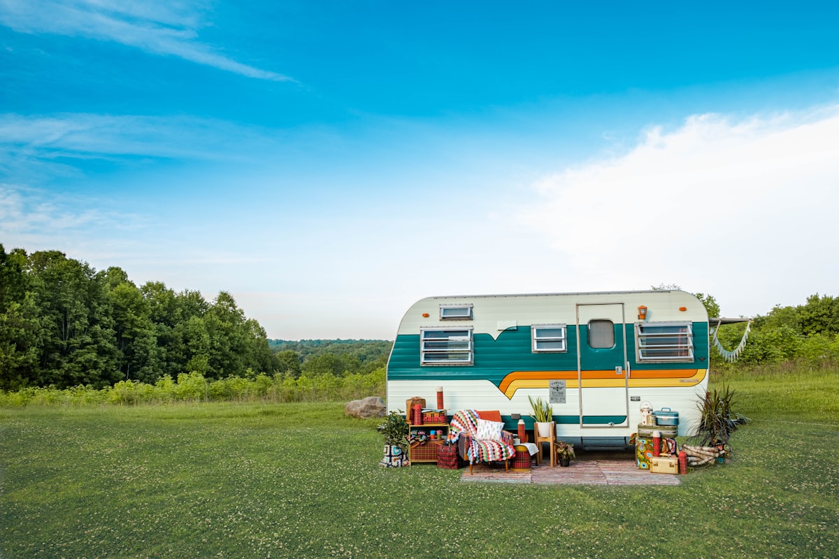 Camping met caravans tussen de bomen