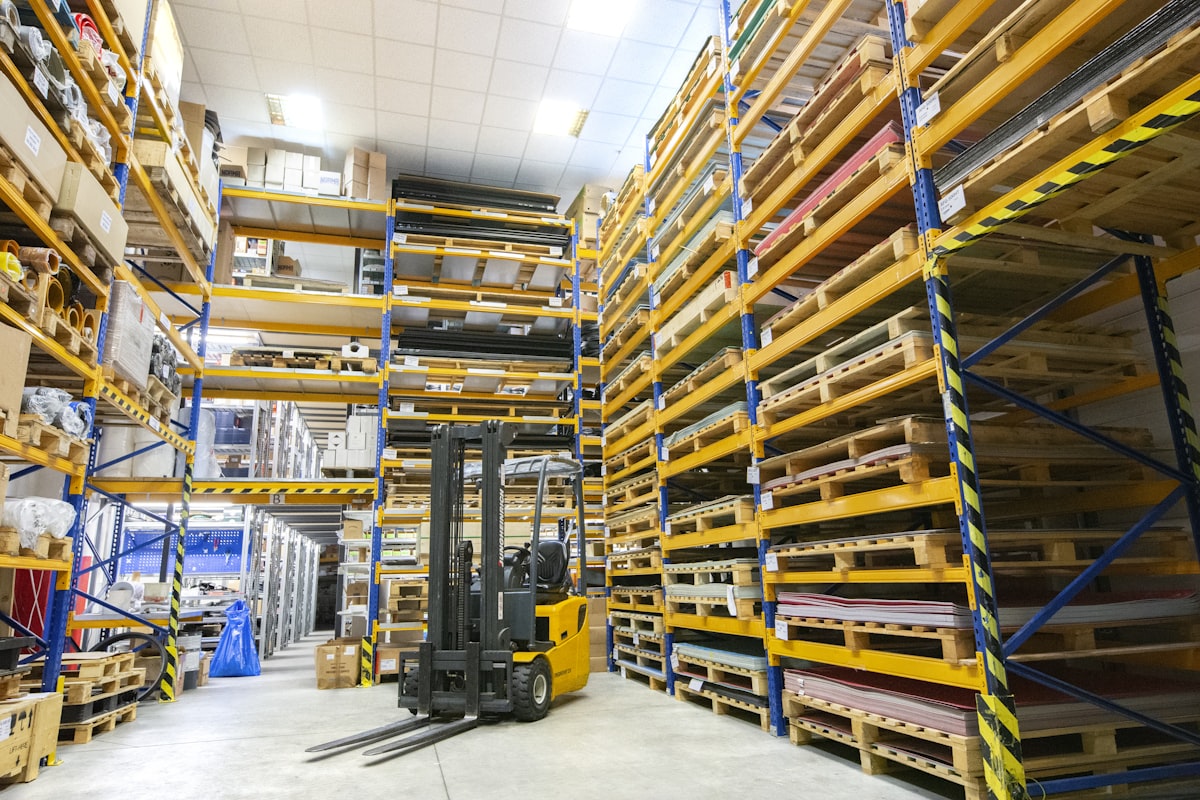 Magazijn met stellingen en pallets